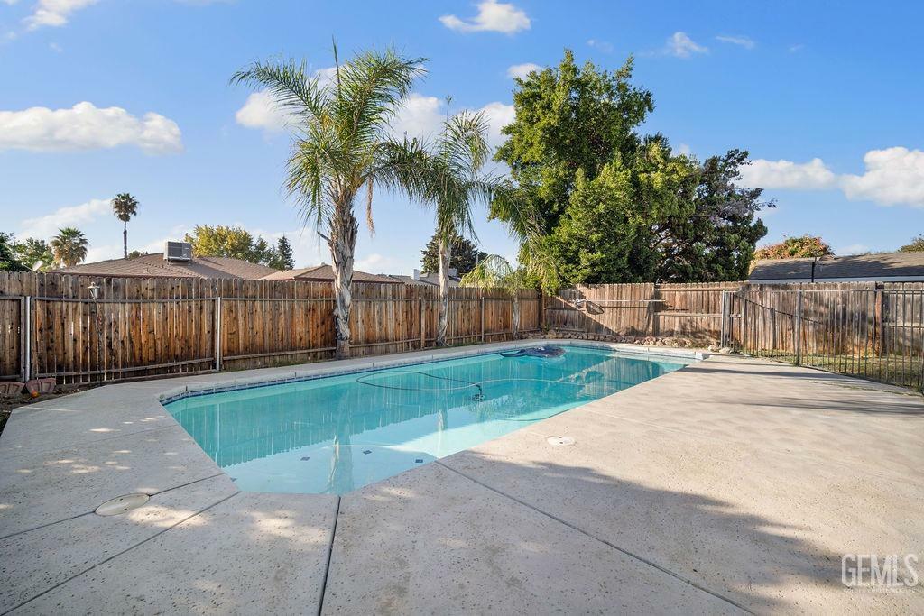 Property Photo:  5661 Eva Way  CA 93308 