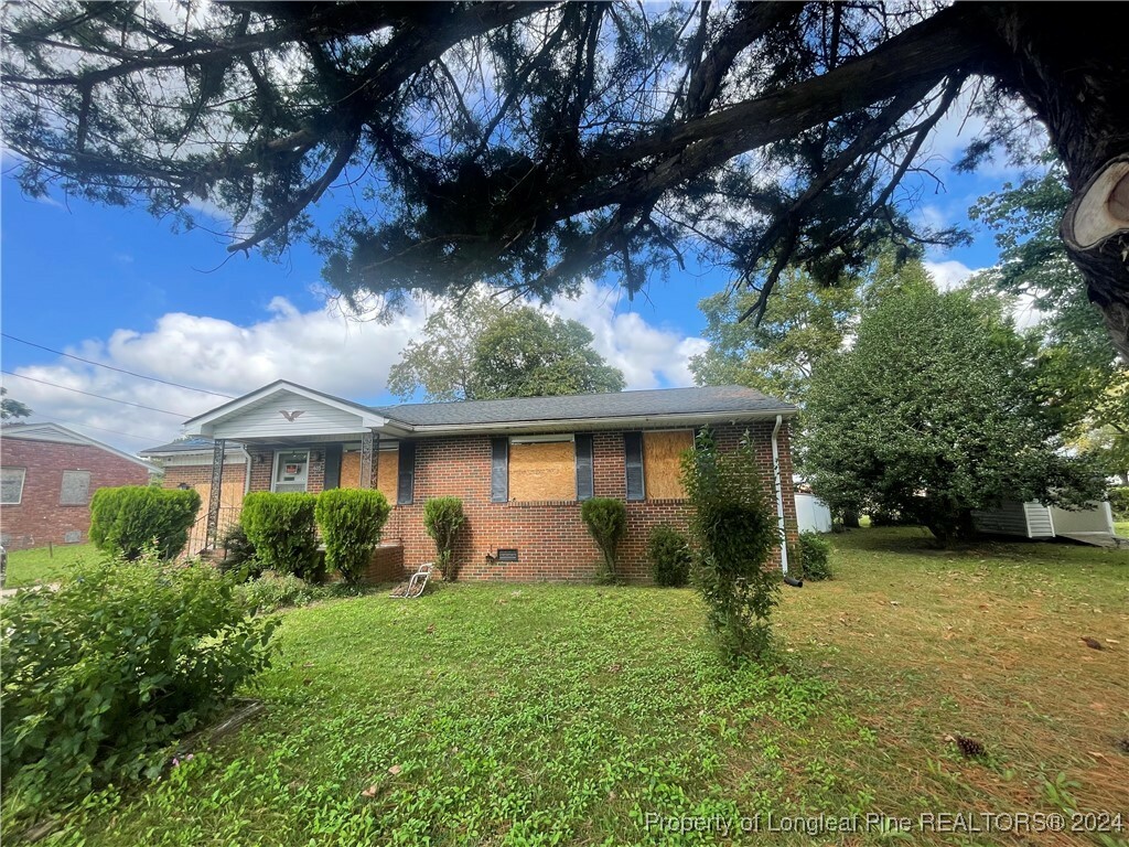 Property Photo:  605 McInnis Street  NC 28372 