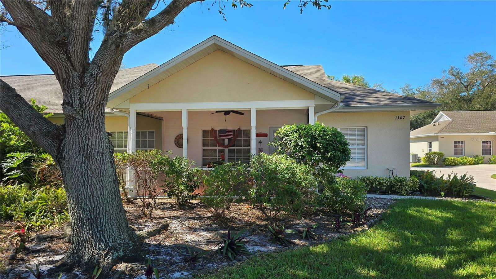 Property Photo:  1307 Red Oak Lane  FL 33948 