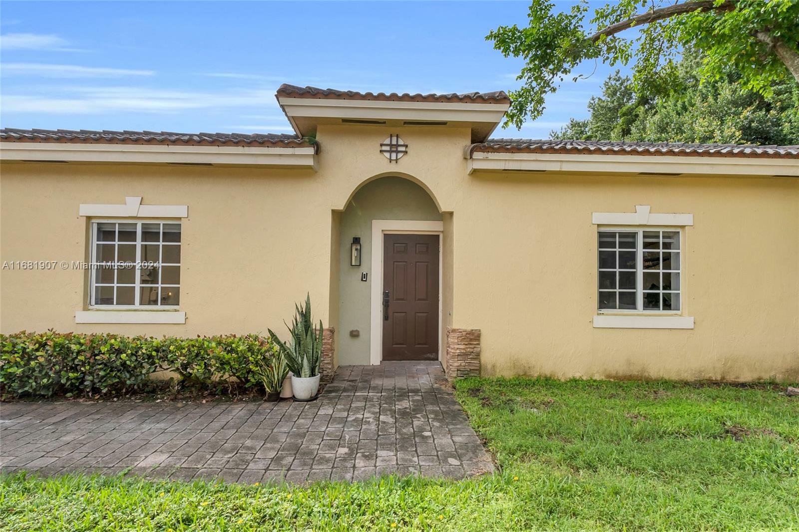 Property Photo:  1160 NE 32nd Ave  FL 33033 