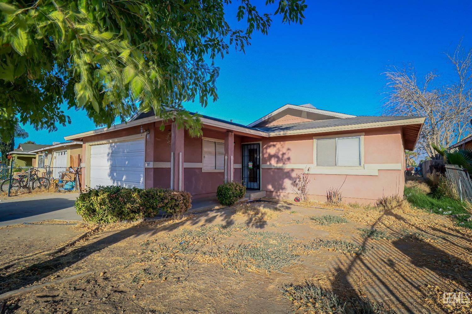 Property Photo:  207 Clyde Street  CA 93307 