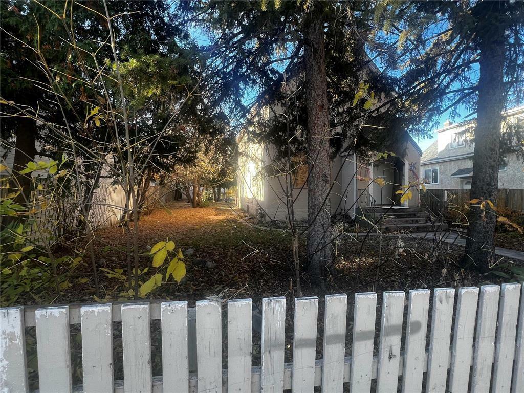 Property Photo:  492 Flora Avenue  MB R2W 2S1 