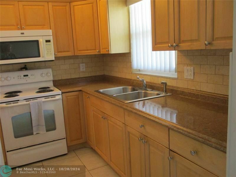 Property Photo:  1300 N 12th Ct 7B  FL 33019 