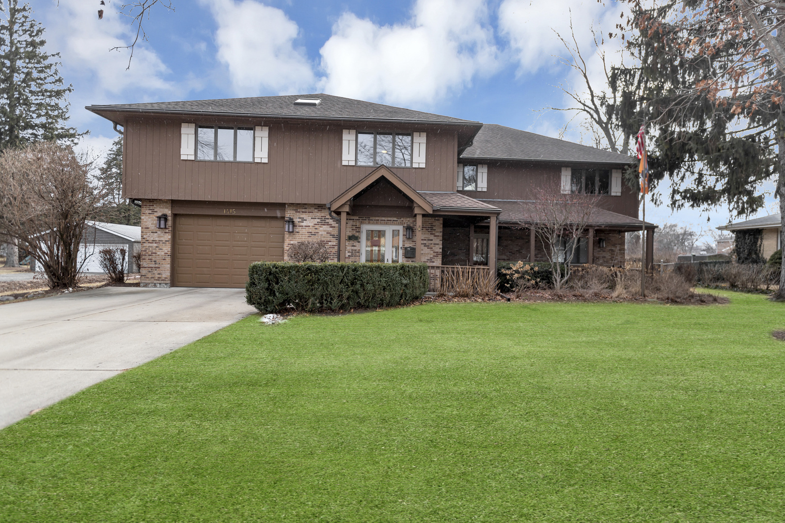Property Photo: 1415 W Hawthorne Street IL 60005