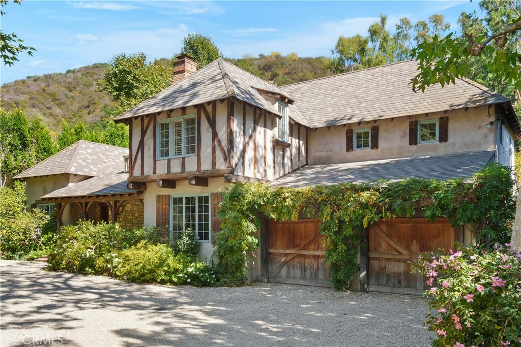 Property Photo:  2562 Mandeville Canyon Road  CA 90049 