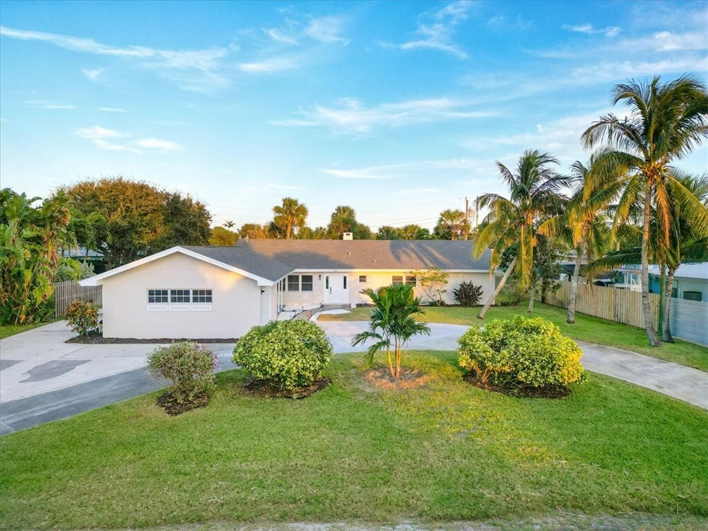 Property Photo:  309 Banyan Way  FL 32951 