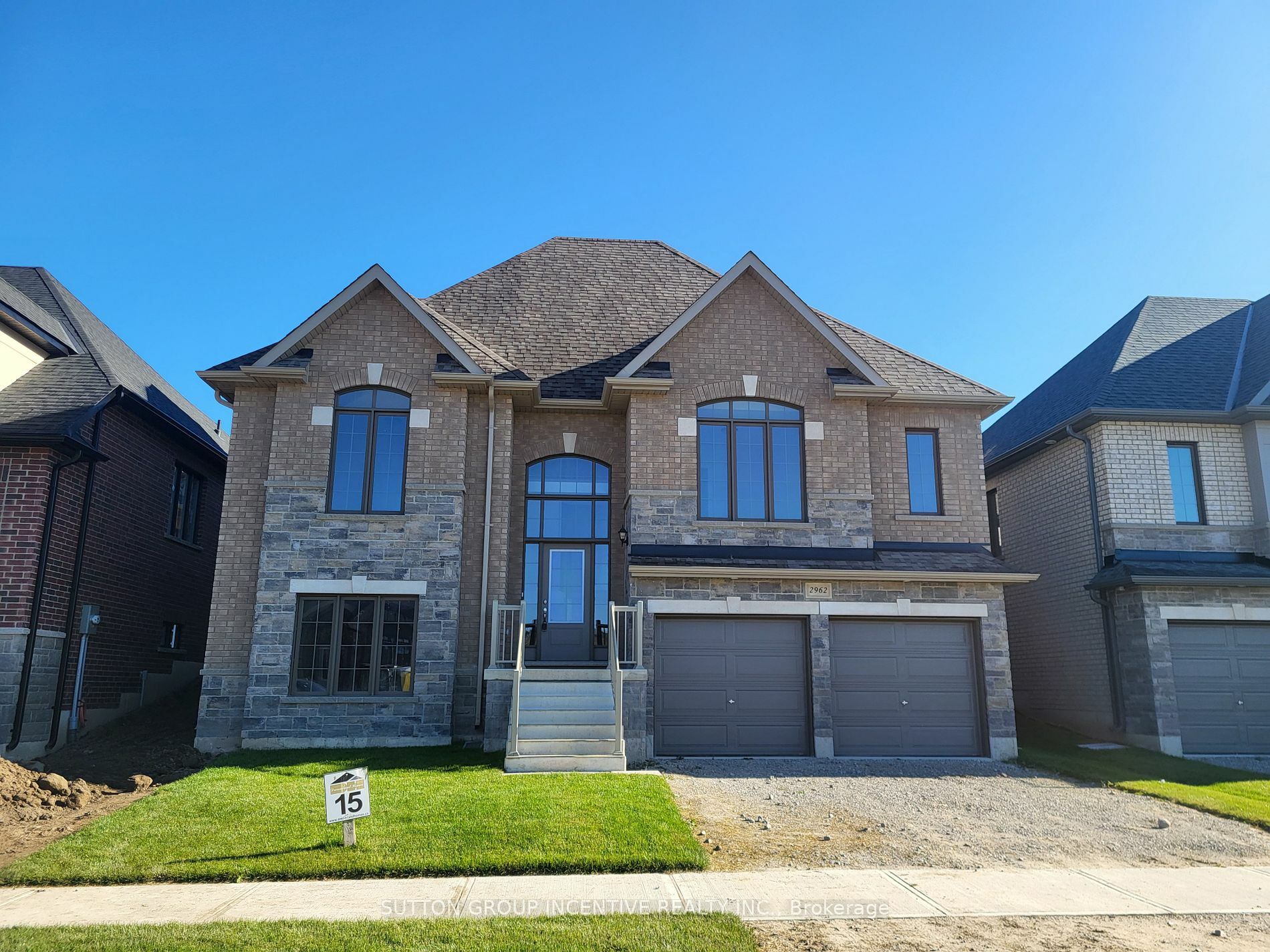 Photo de la propriété:  2962 Monarch Dr  ON L3V 8M8 