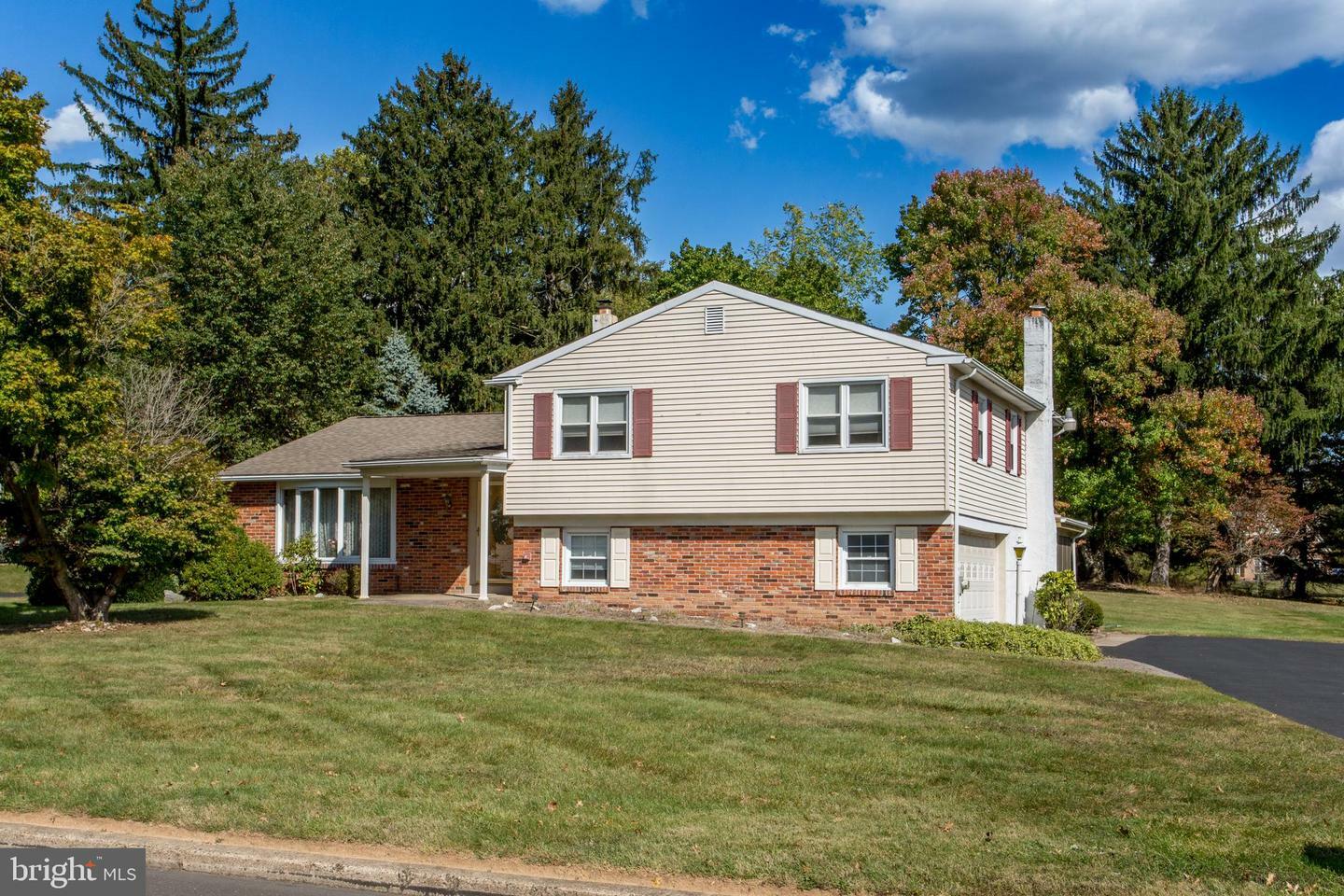 Property Photo:  41 Woodlake Drive  PA 18966 