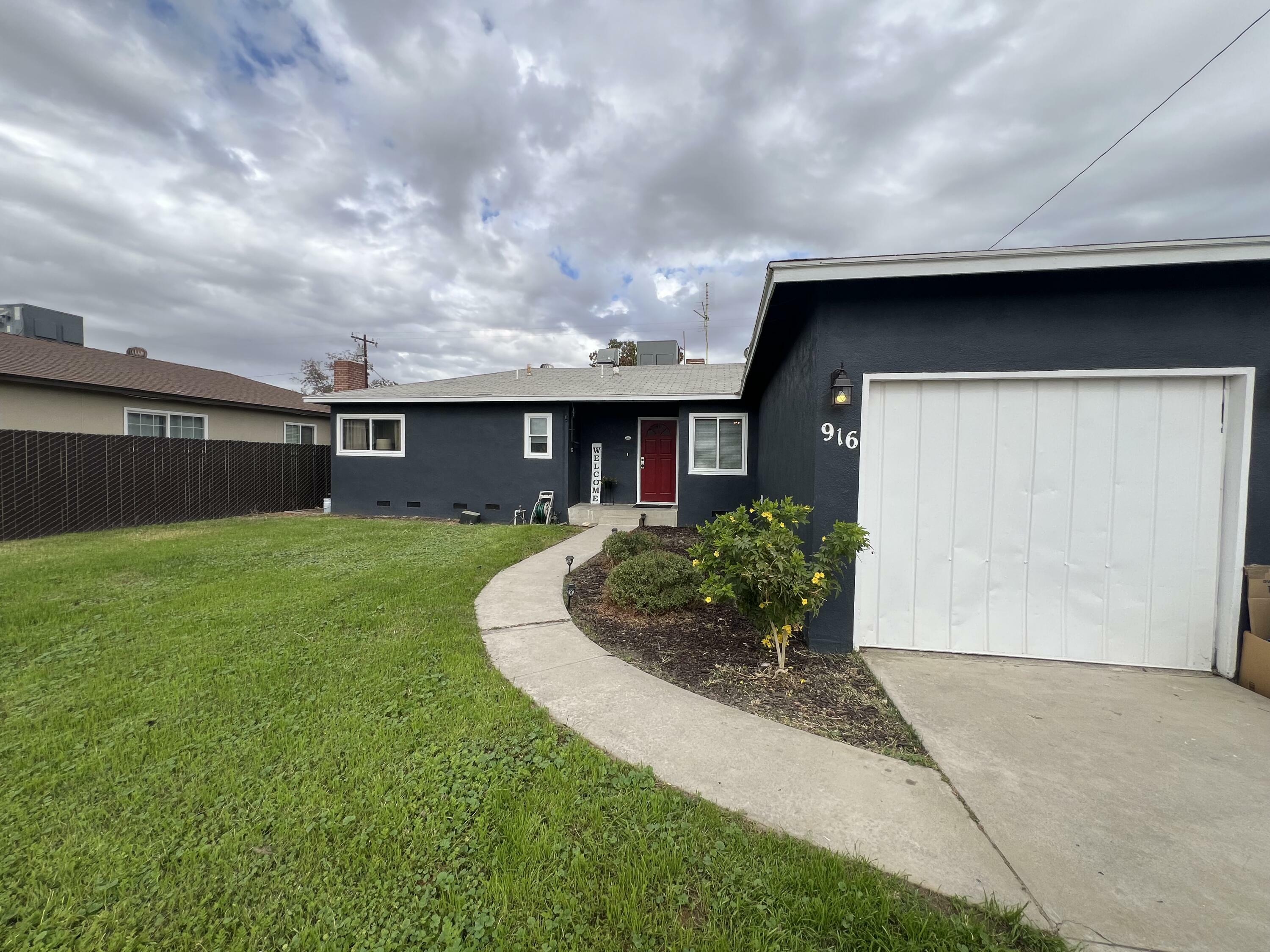 Property Photo:  916 E Myrtle Avenue  CA 93292 