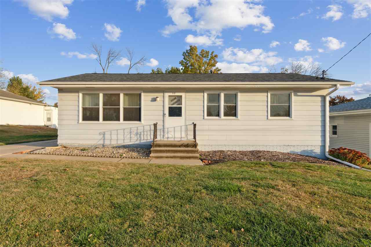 Property Photo:  32 29th Ave SW  IA 52404 