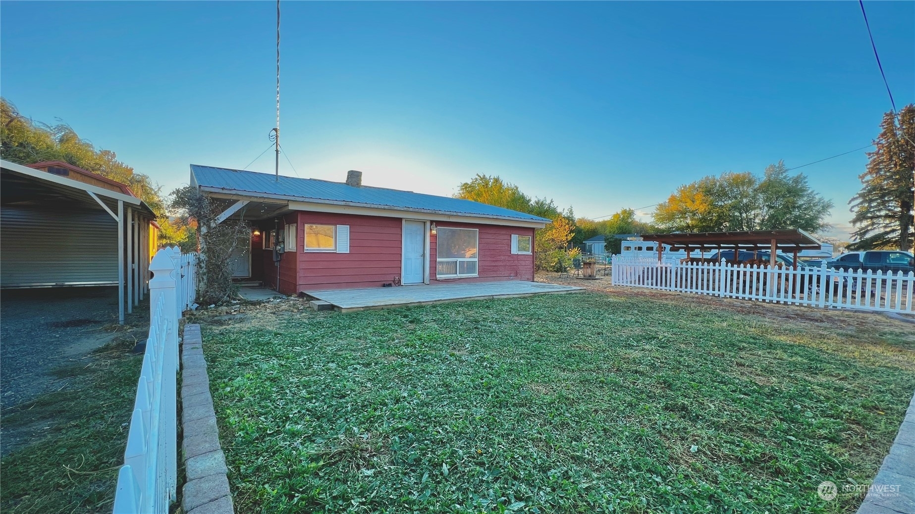 Property Photo:  61 Chester St  WA 98946 