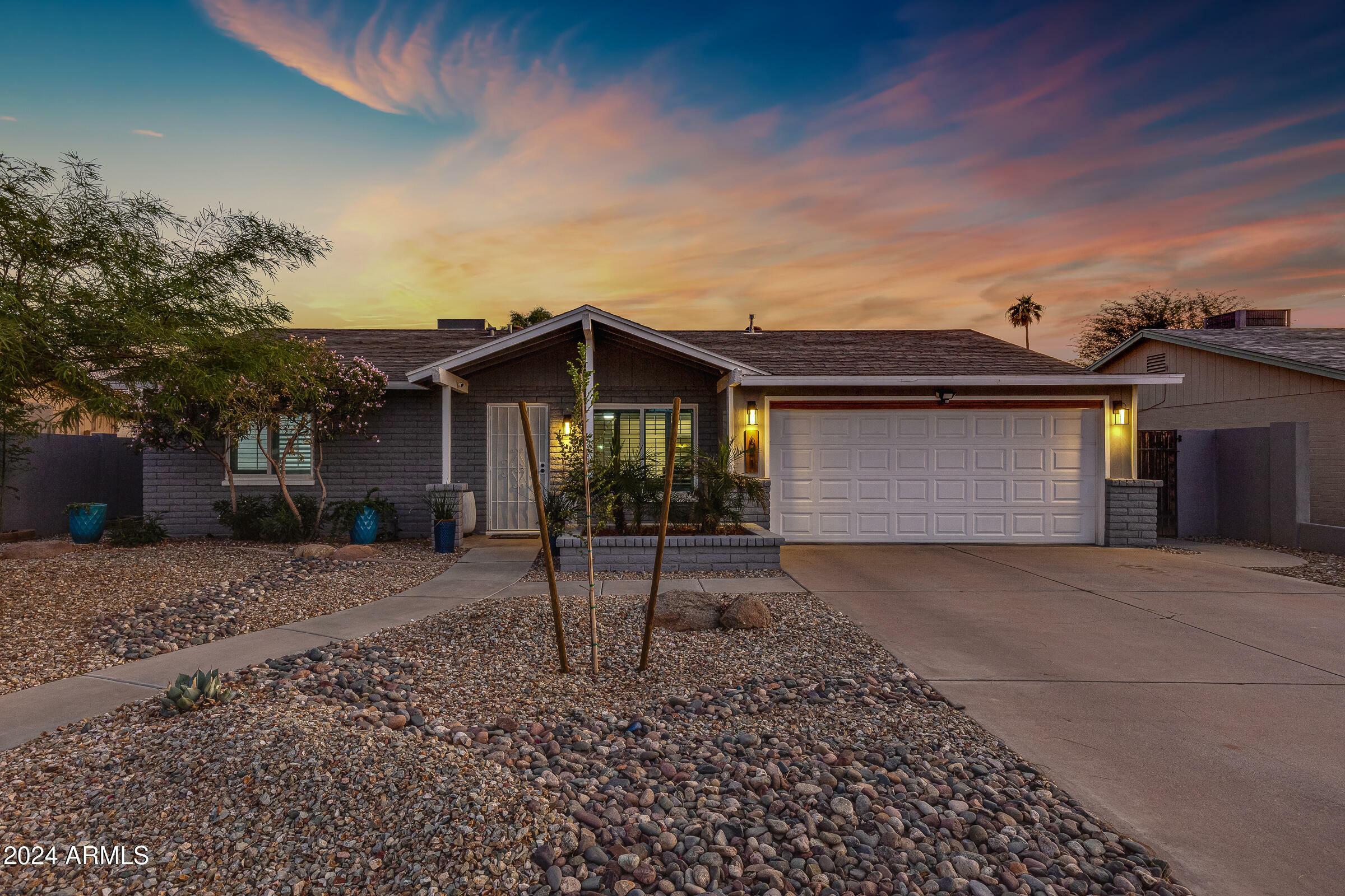 Property Photo:  621 E La Donna Drive  AZ 85283 