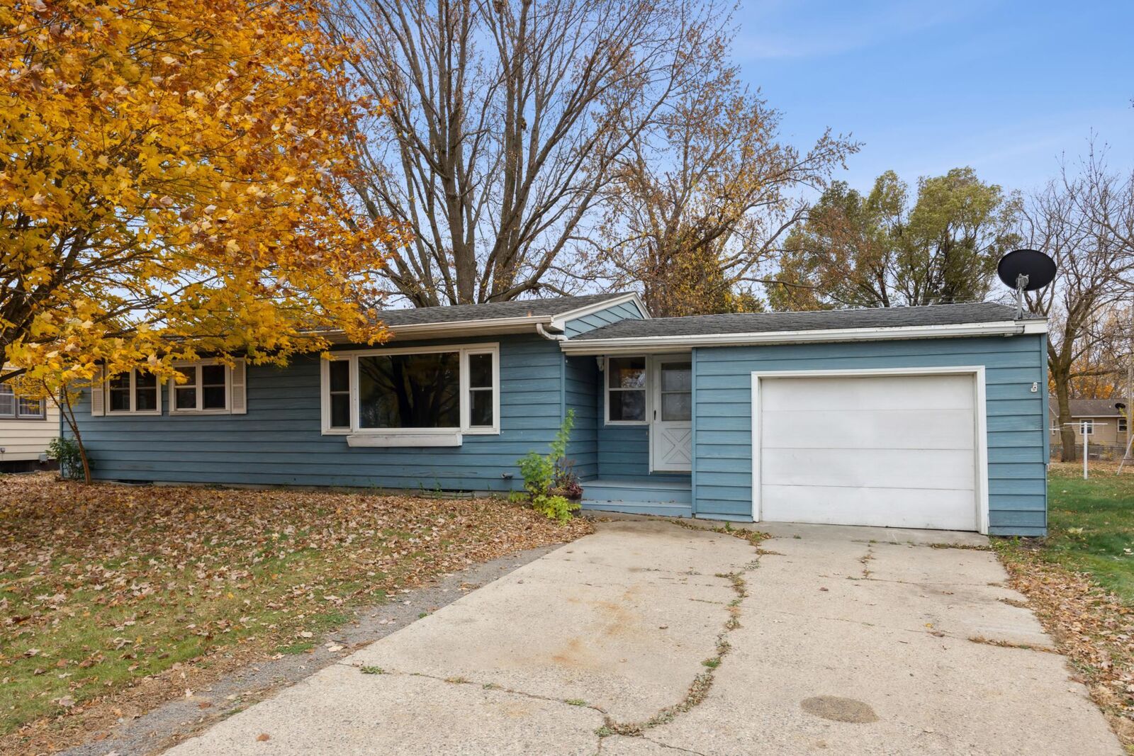 Property Photo: 560 Hazel Avenue E MN 55353
