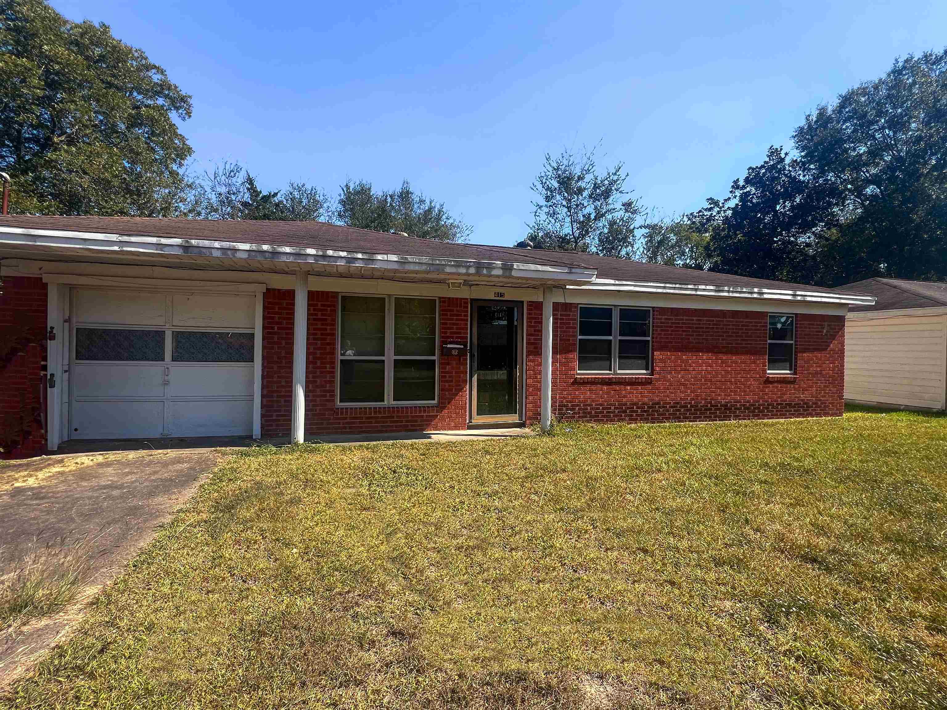 Property Photo:  415 Smelker St  TX 77707 