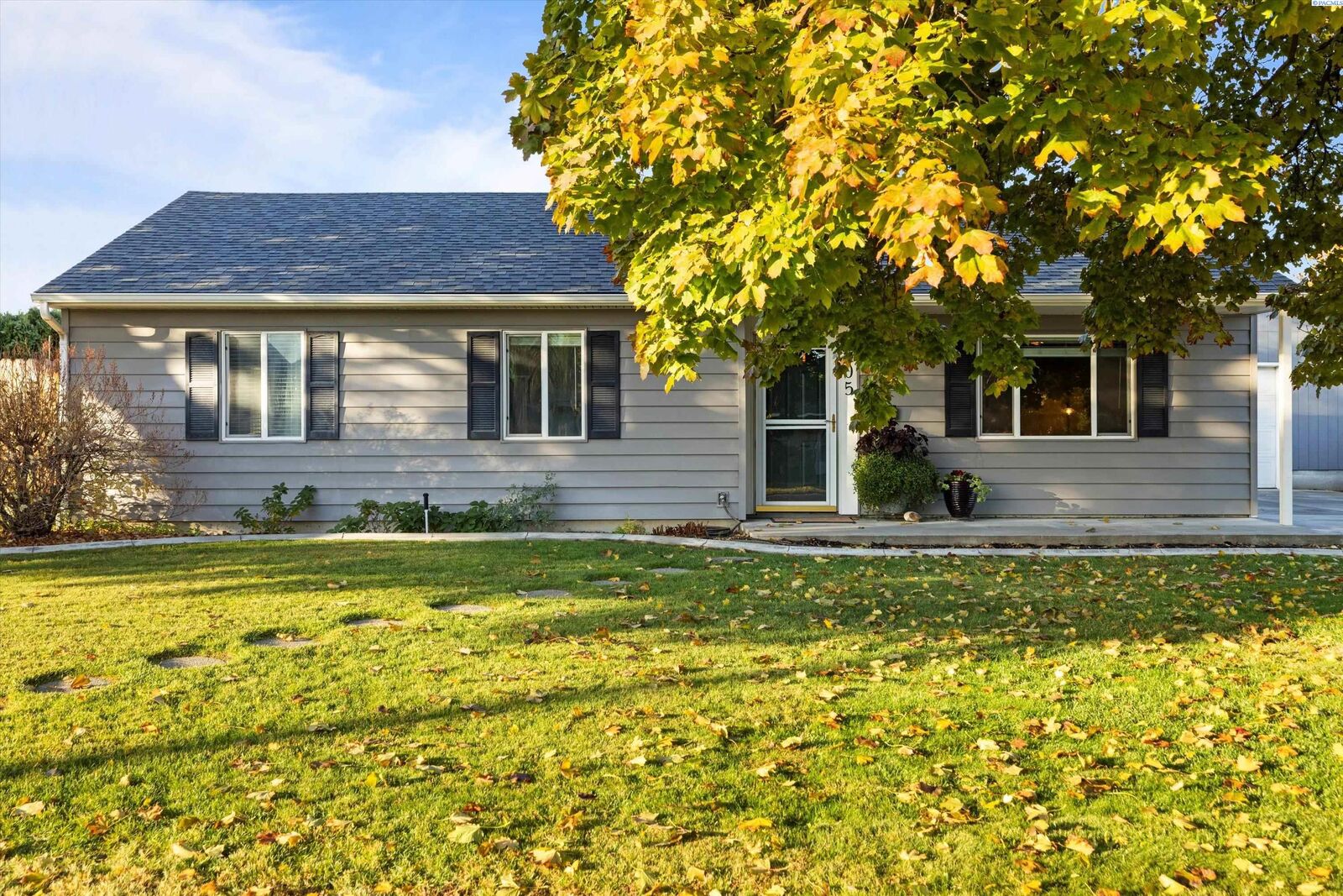 Property Photo: 605 Jefferson St WA 99352