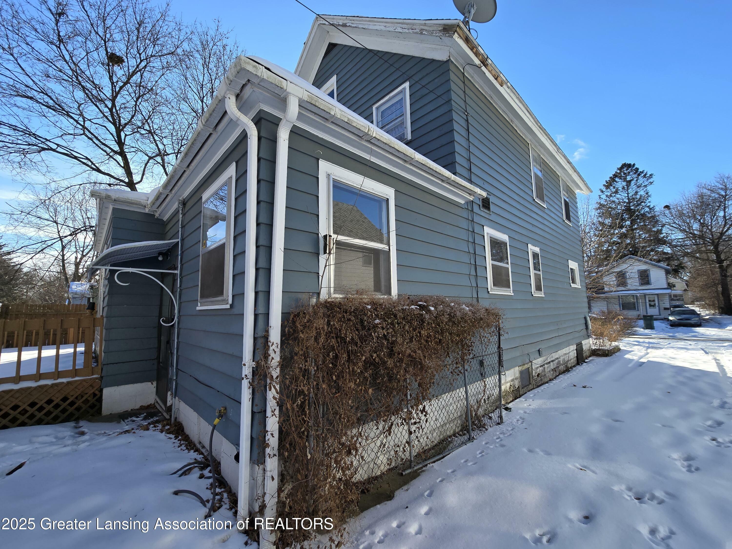 Property Photo:  824 Wisconsin Avenue  MI 48915 