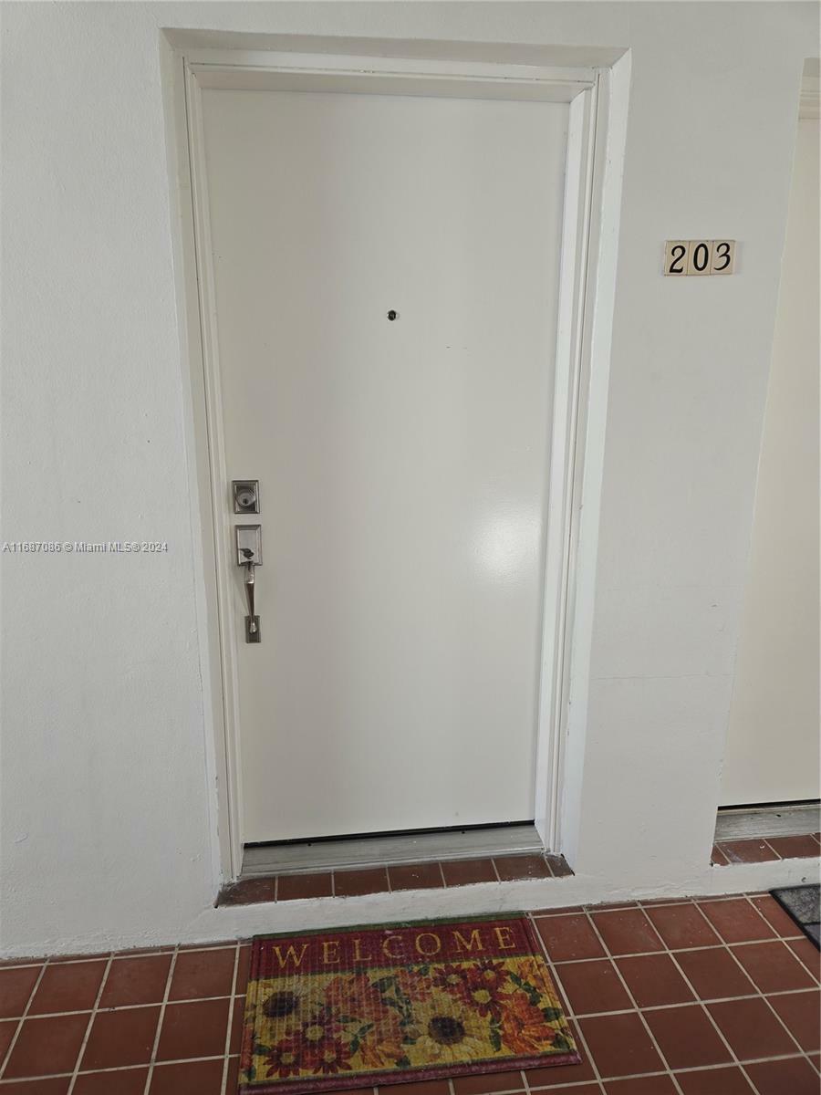 Property Photo:  540 W Park Dr 203  FL 33172 