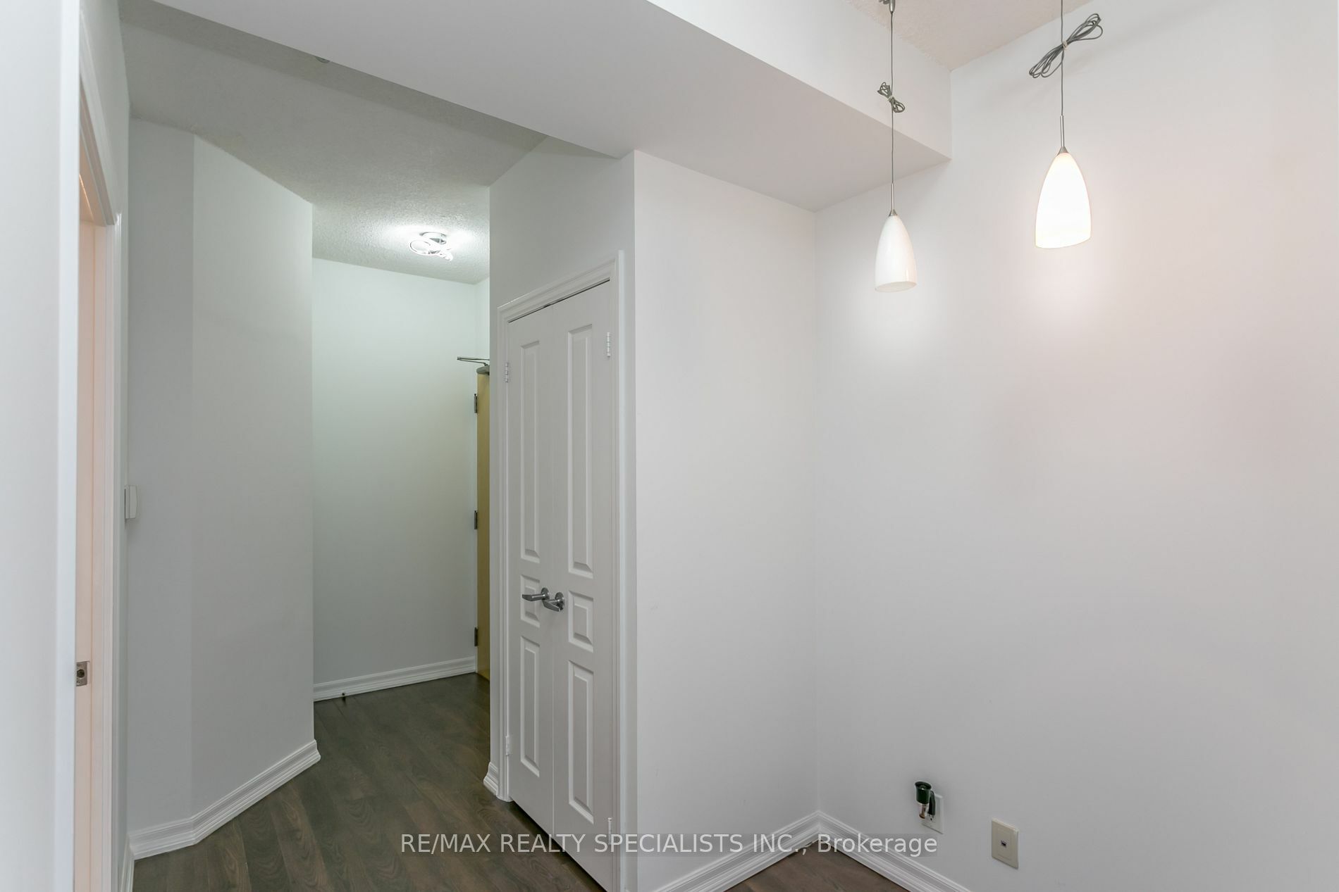 Property Photo:  220 Burnhamthorpe Rd 1705  ON L5B 4N4 