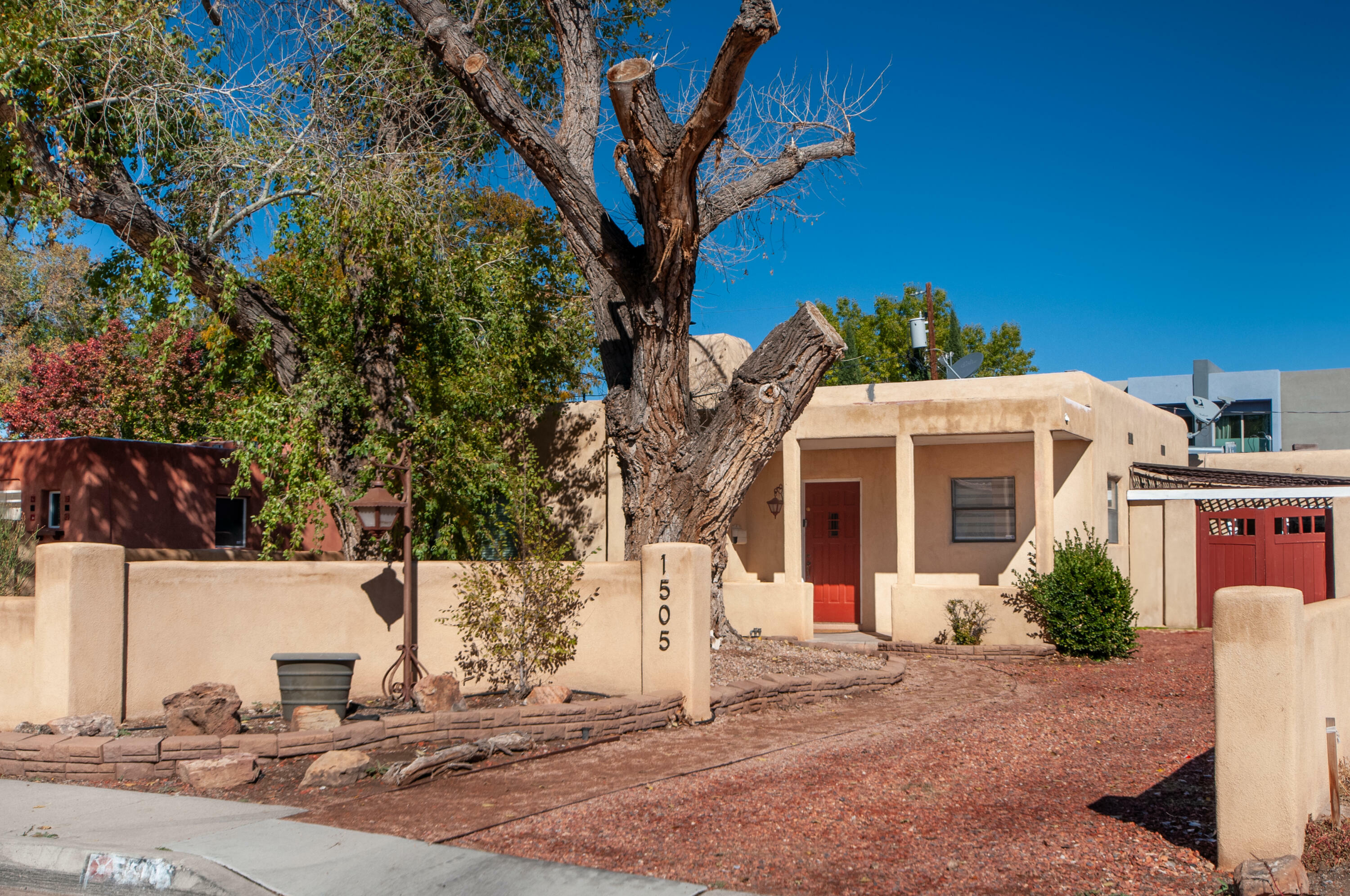 Property Photo:  1505 Escalante Avenue SW  NM 87104 