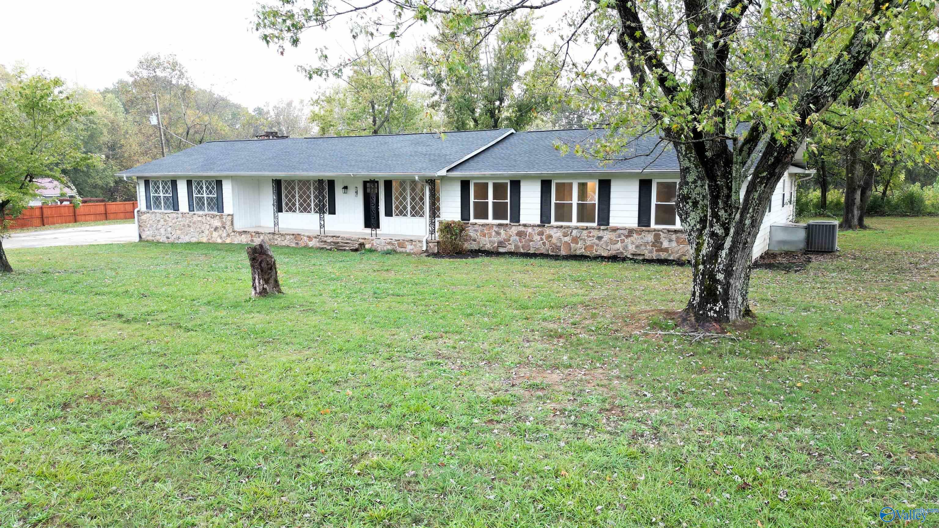 Property Photo:  42 Woodland Avenue  AL 35673 