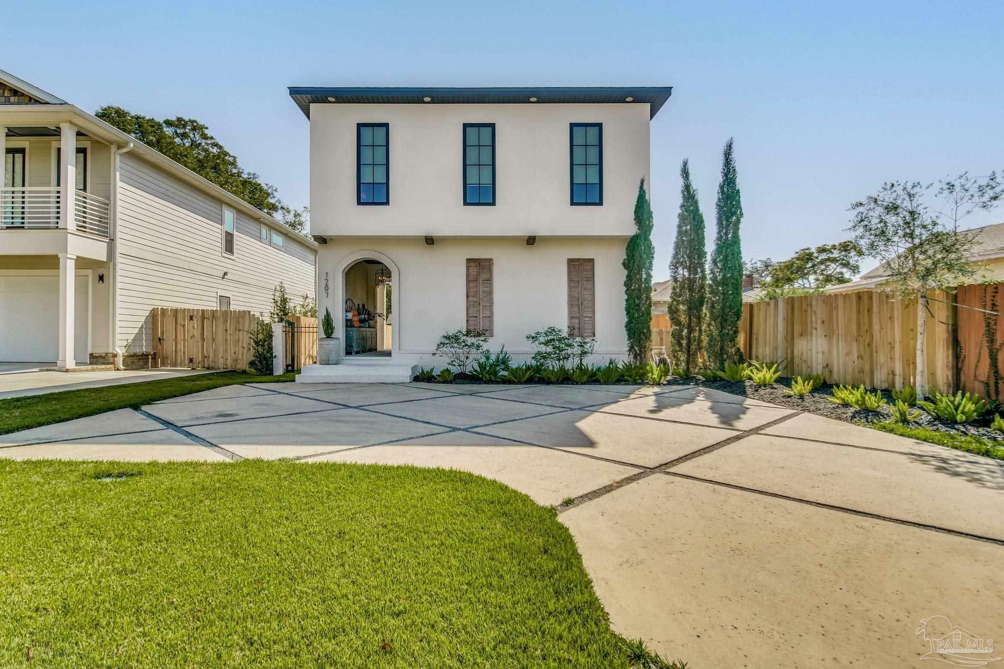 Property Photo:  1207 E Lloyd St  FL 32503 