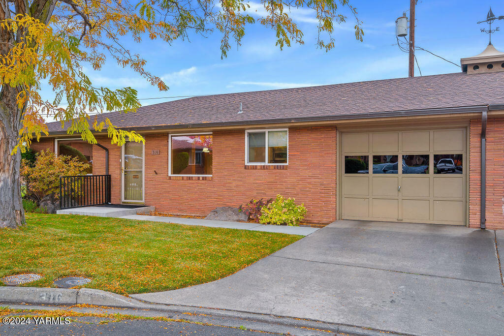 Property Photo:  316 N 38th Ave  WA 98902 