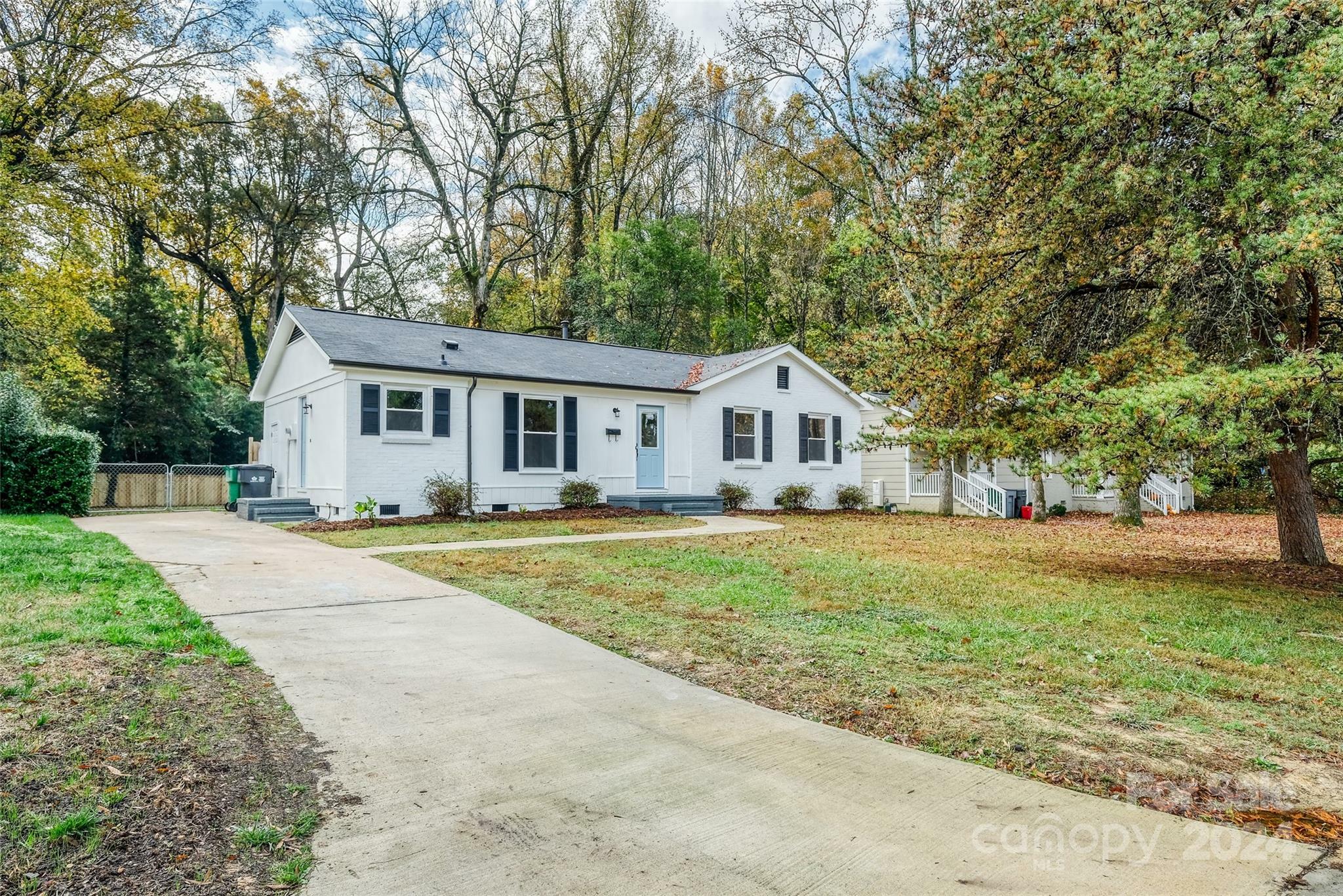 Property Photo:  3728 Woodleaf Road  NC 28205 