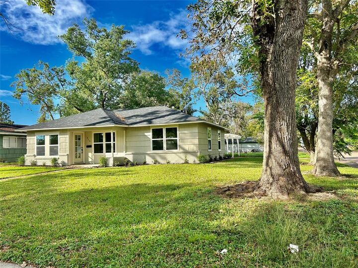 Property Photo: 319 Wisteria Street TX 77566