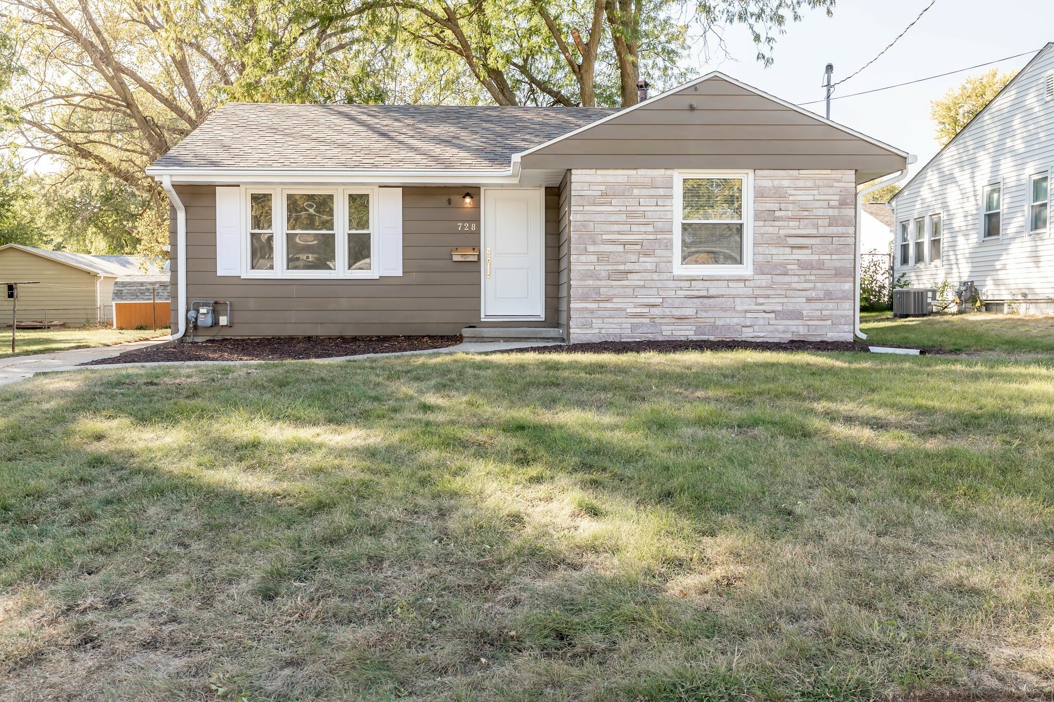 Property Photo:  728 20th Street  IA 50265 