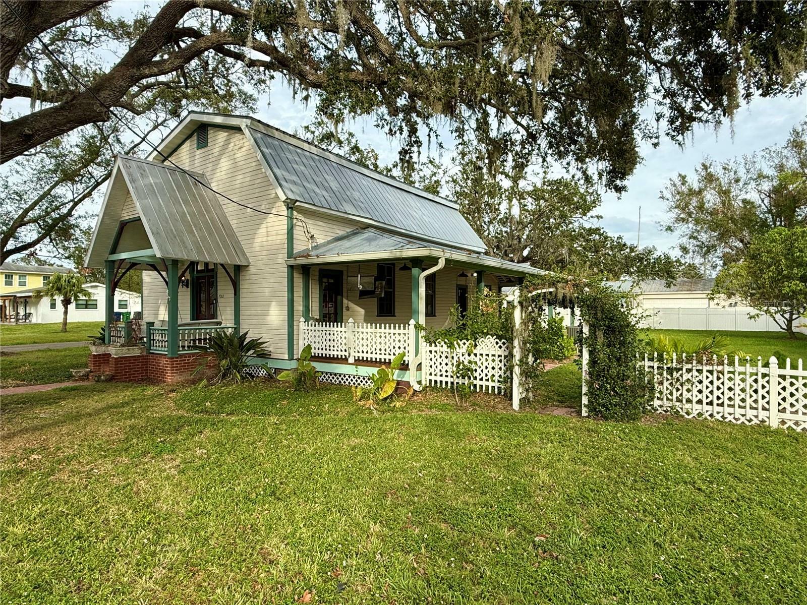 Property Photo:  7002 Shamrock Road S  FL 33616 