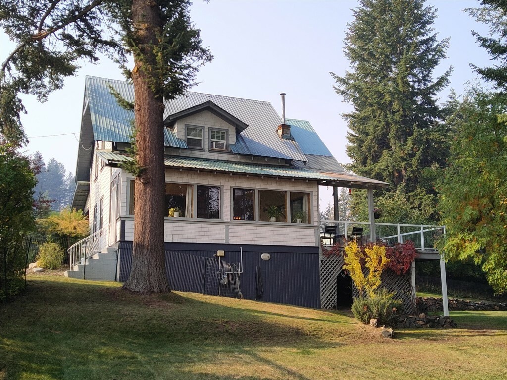 Property Photo:  153 Billiter Avenue  BC V0X 1W0 