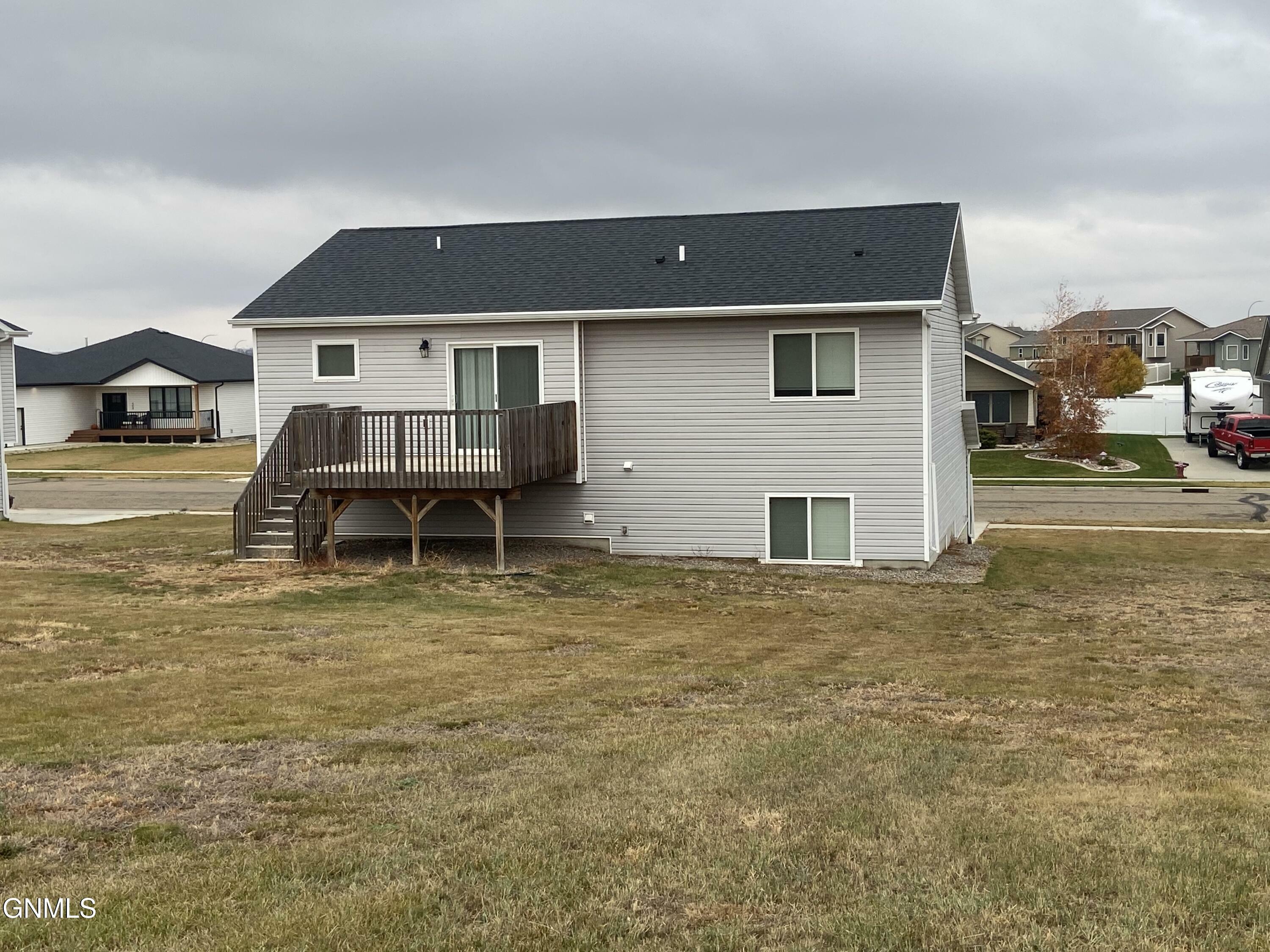 Property Photo:  403 Cobblestone Loop SW  ND 58554 