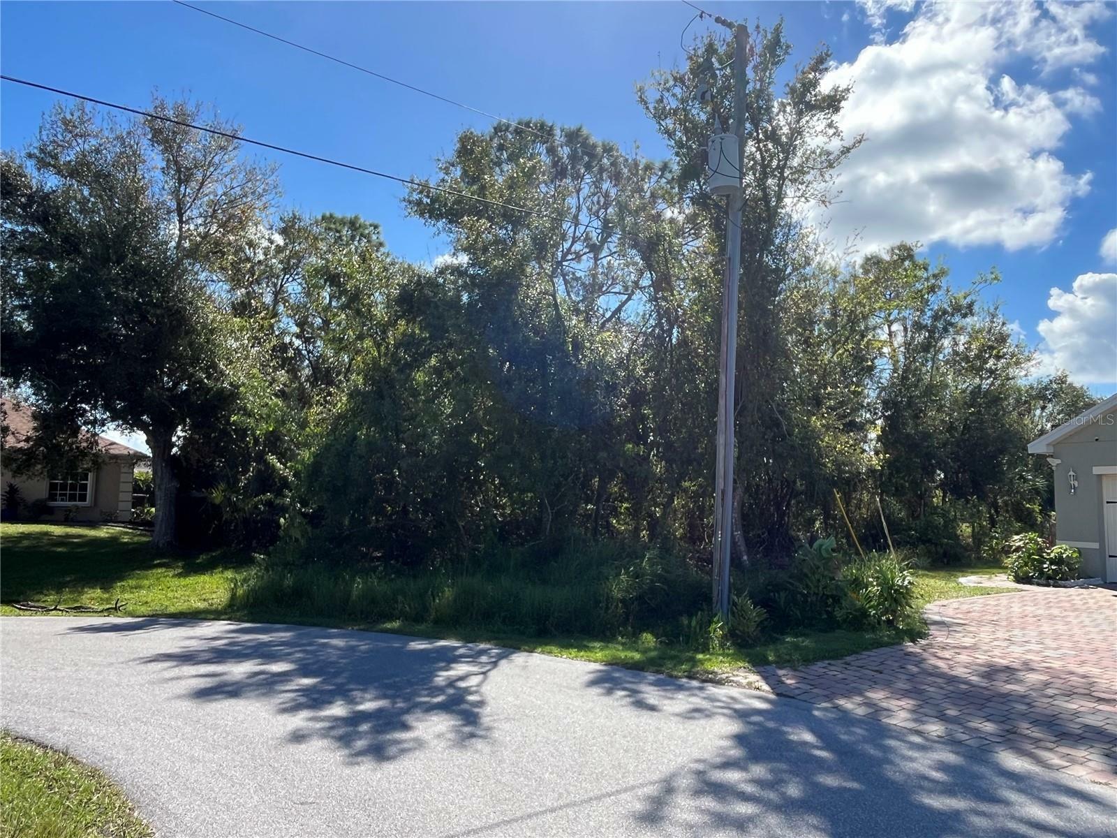 Property Photo:  304 Oyahue Street  FL 33983 