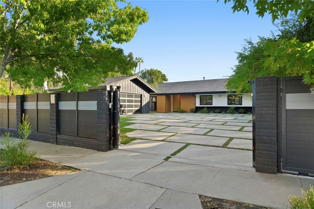 Property Photo:  22400 Bessemer Street  CA 91367 