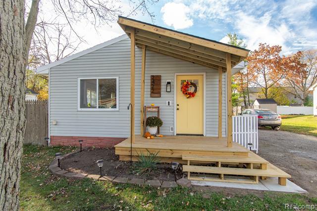 Property Photo:  2422 Hessel Avenue  MI 48307 