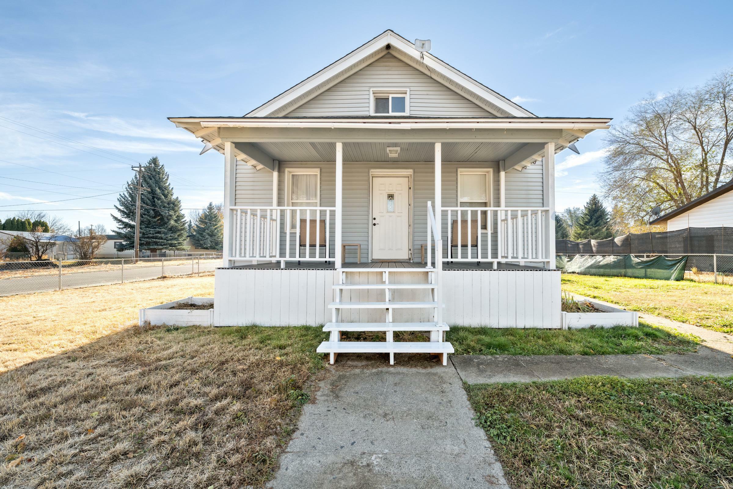 Property Photo:  301 Maxwell St  WA 99122 