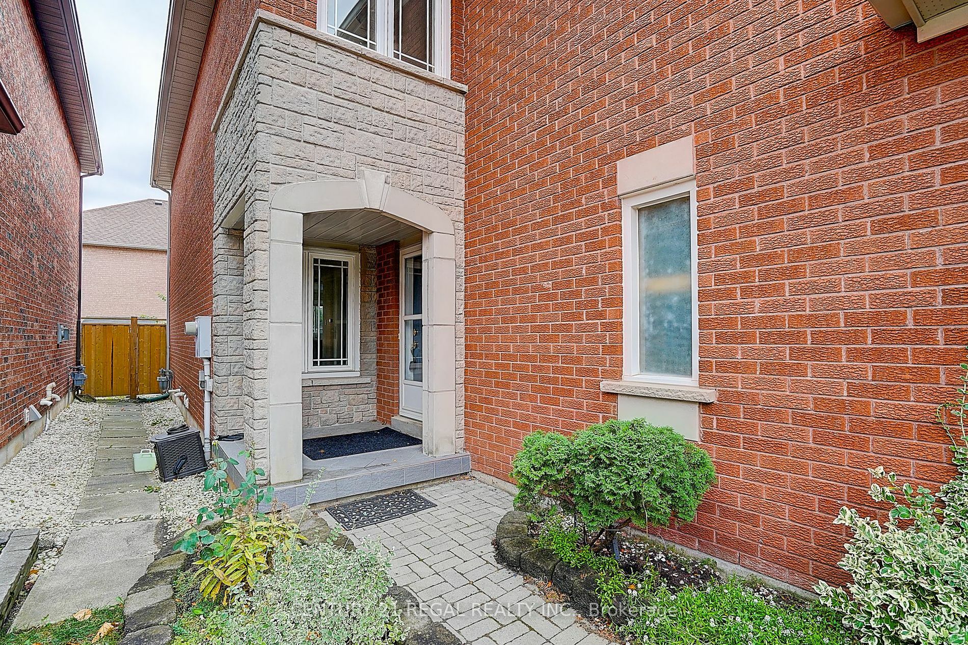 Property Photo:  6922 Yarrow Ave  ON L5N 6Z9 