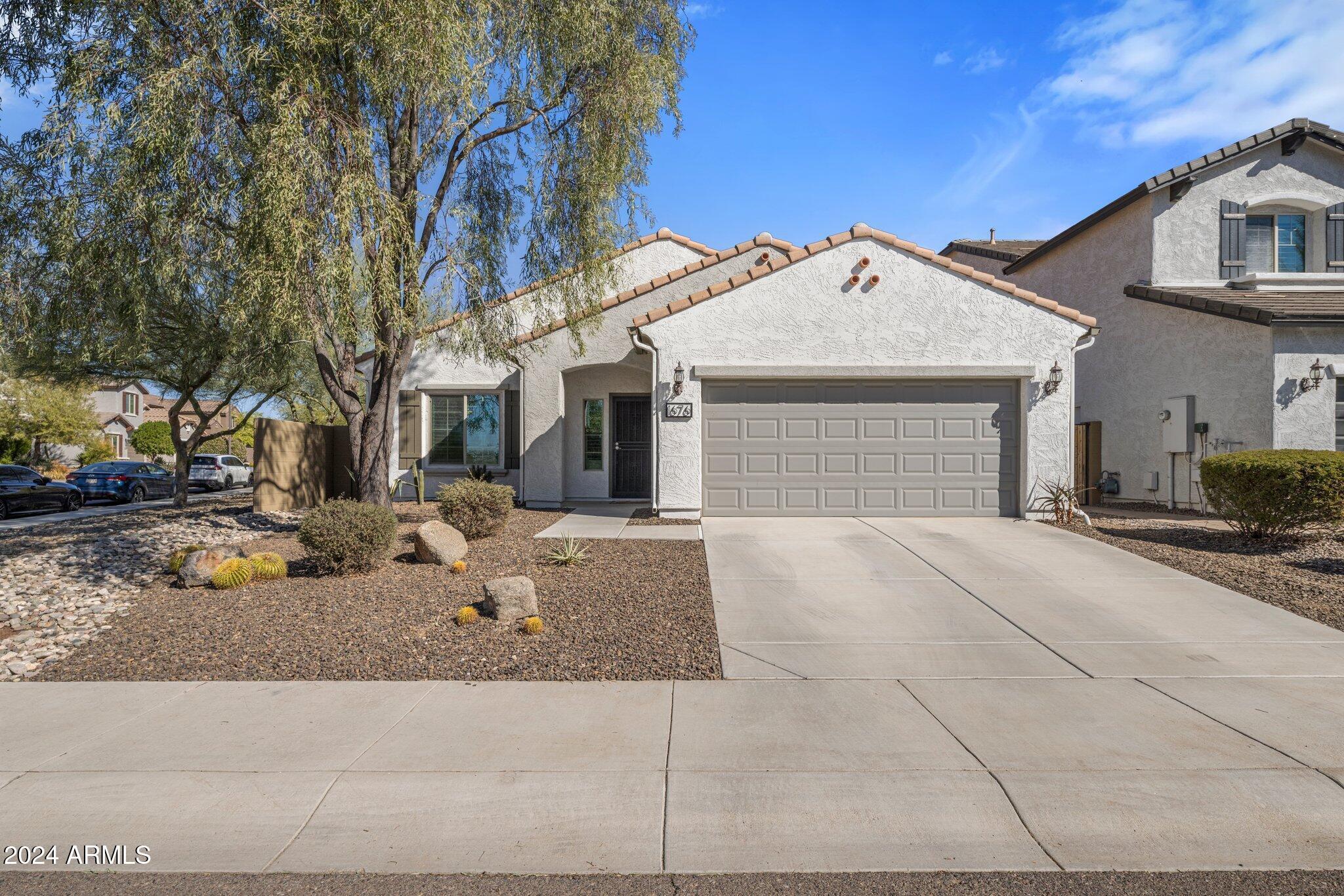 Property Photo: 1676 W Cavedale Drive AZ 85085