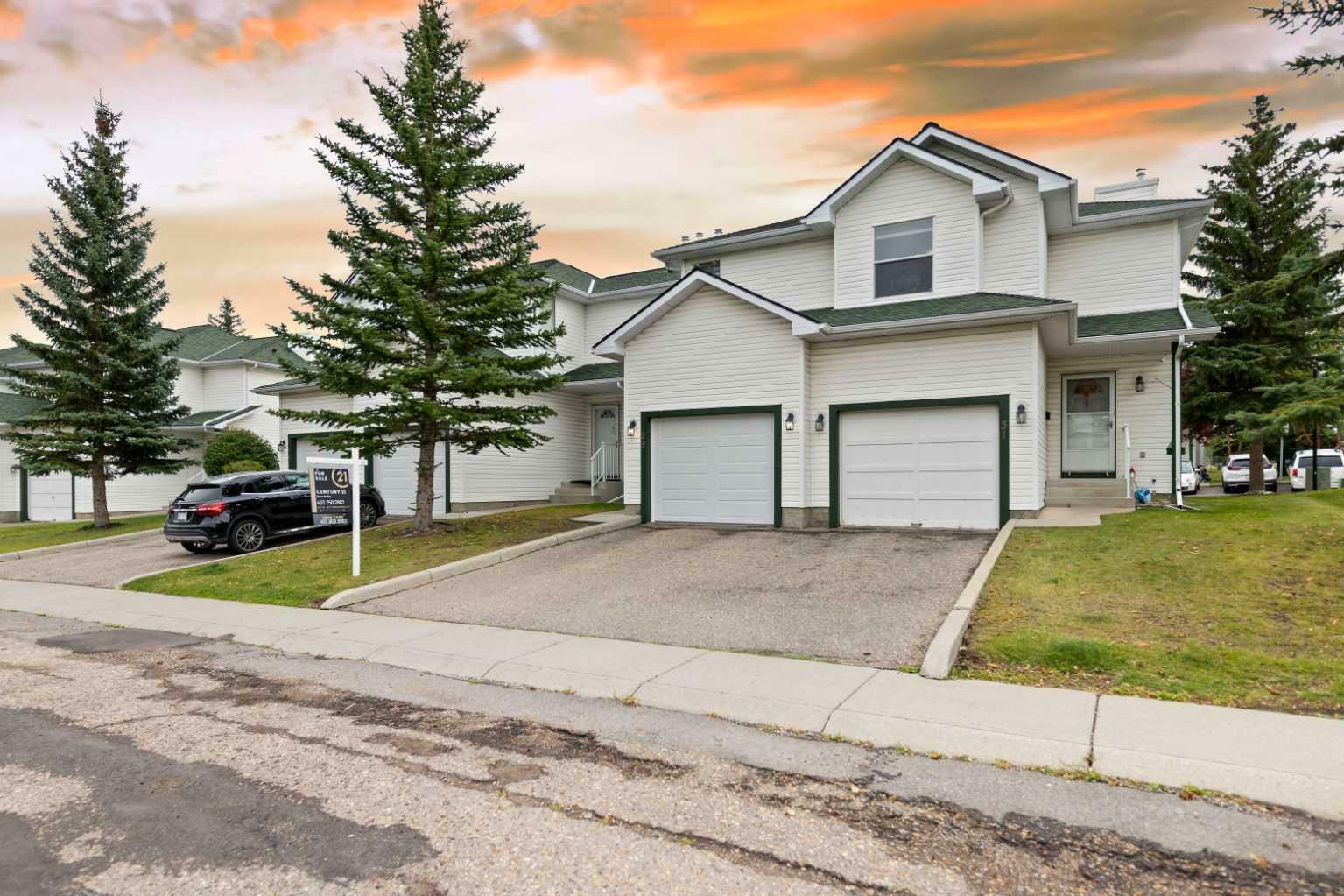 Property Photo:  29 Sandpiper Link NW  AB T3K 4L7 