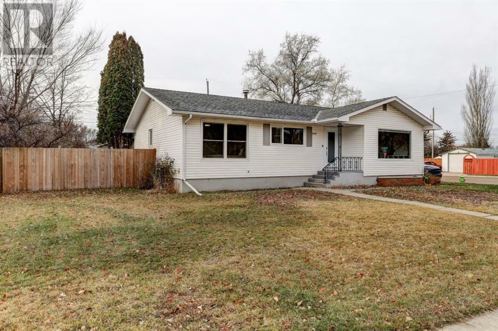 Property Photo:  1401 Riverside Drive East  AB T0J 0Y5 