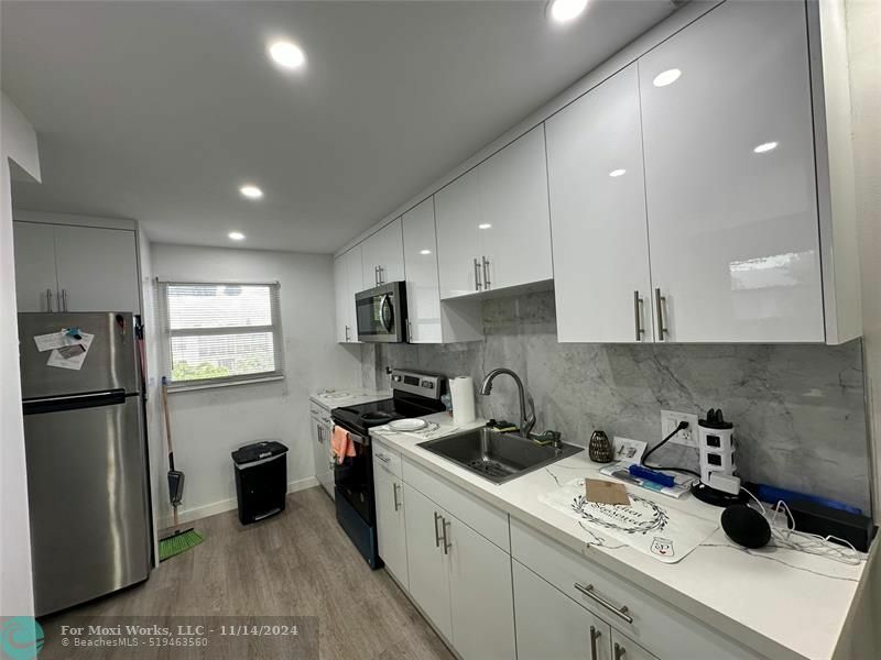 Property Photo:  111 Royal Park Dr 4H  FL 33309 