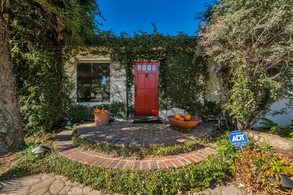 Property Photo:  6957 Wish Avenue  CA 91406 