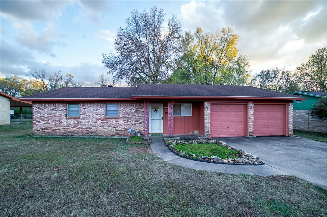 Property Photo:  215 Sanders Avenue  AR 72764 