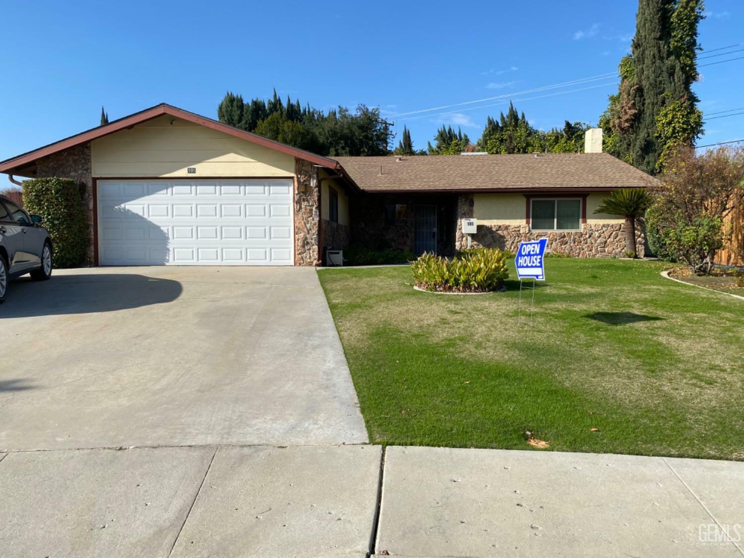 Property Photo: 105 Holmby Court CA 93309
