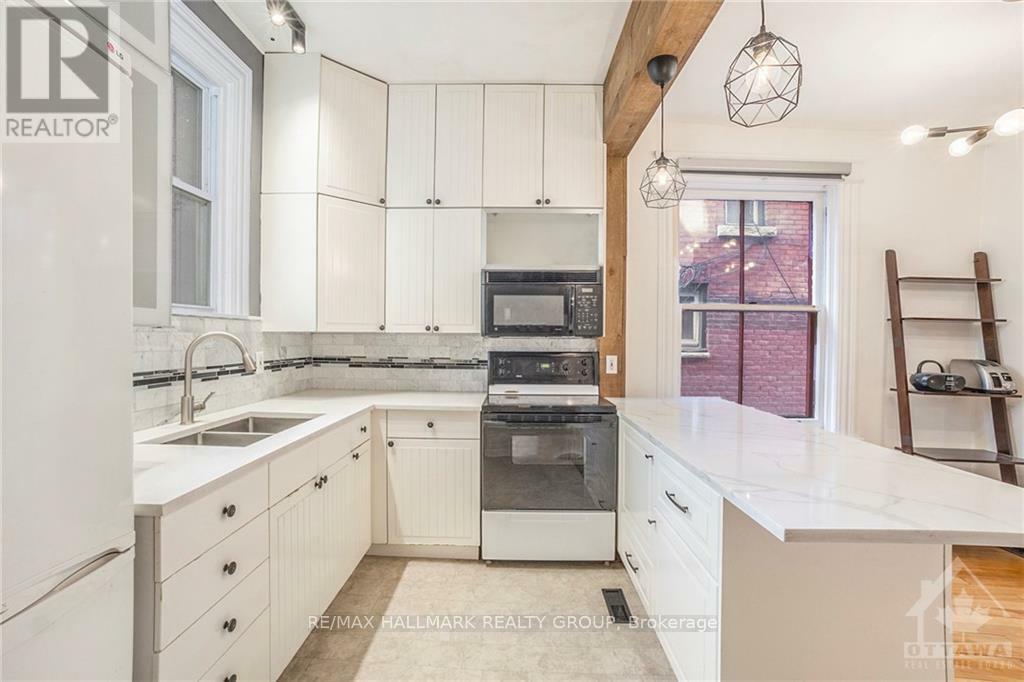 Property Photo:  128 Flora Street  ON K1R 5R5 