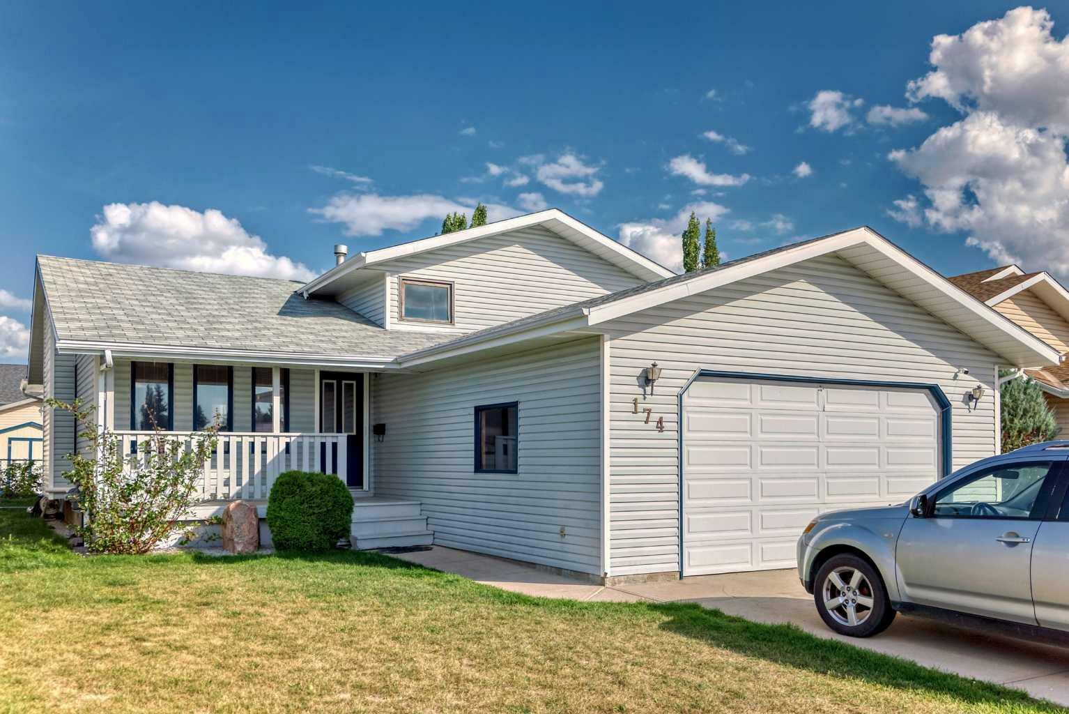 Property Photo:  174 Donnelly Crescent  AB T4R 2L6 