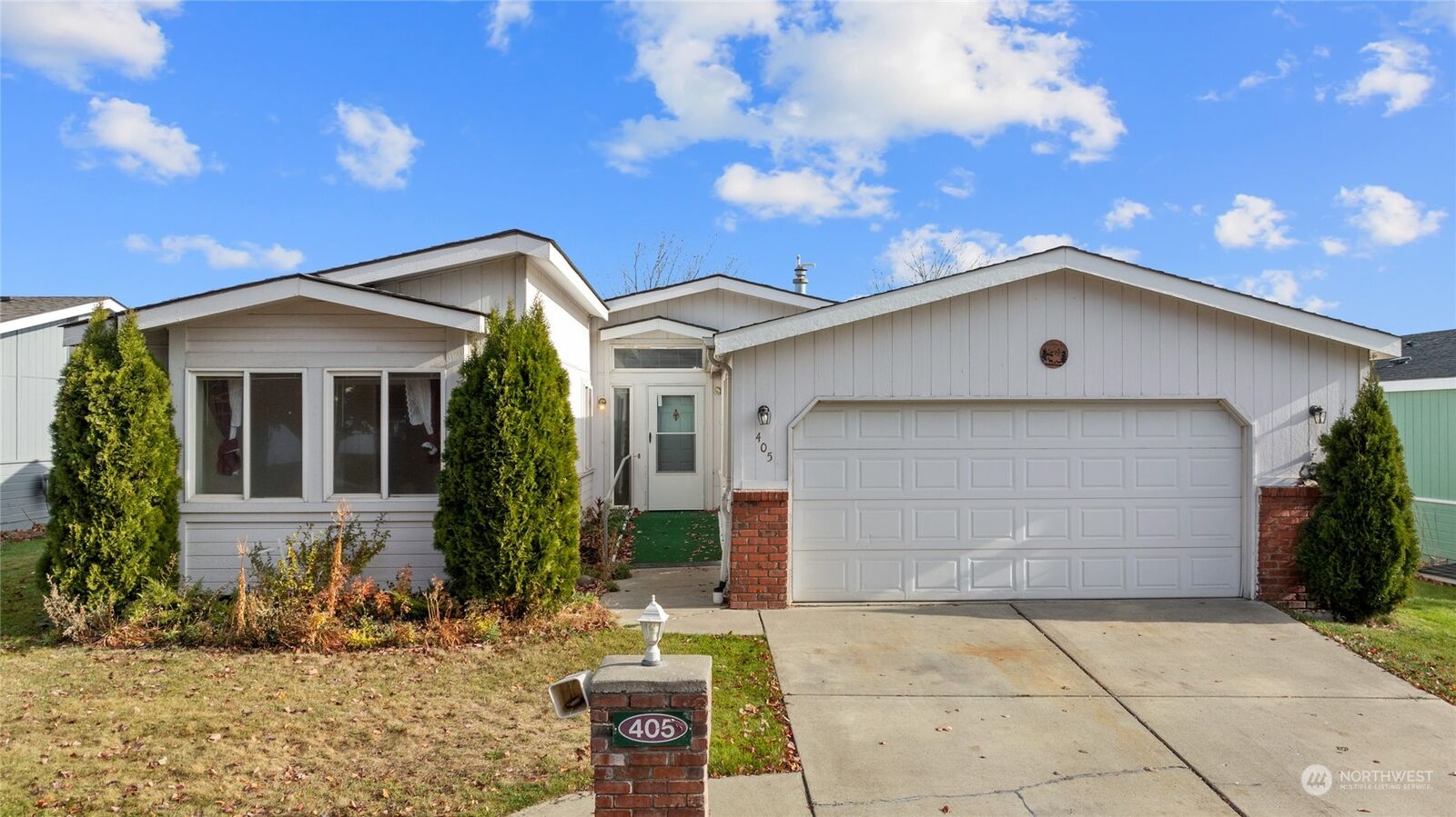 Property Photo:  1100 S Rosewood Drive 405  WA 98926 