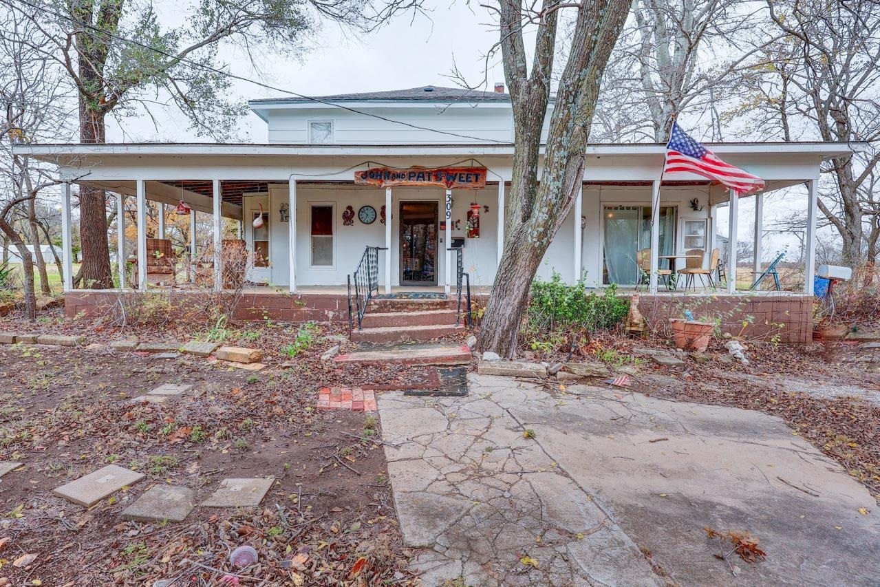 Property Photo:  309 E Oak St  KS 67346-9701 