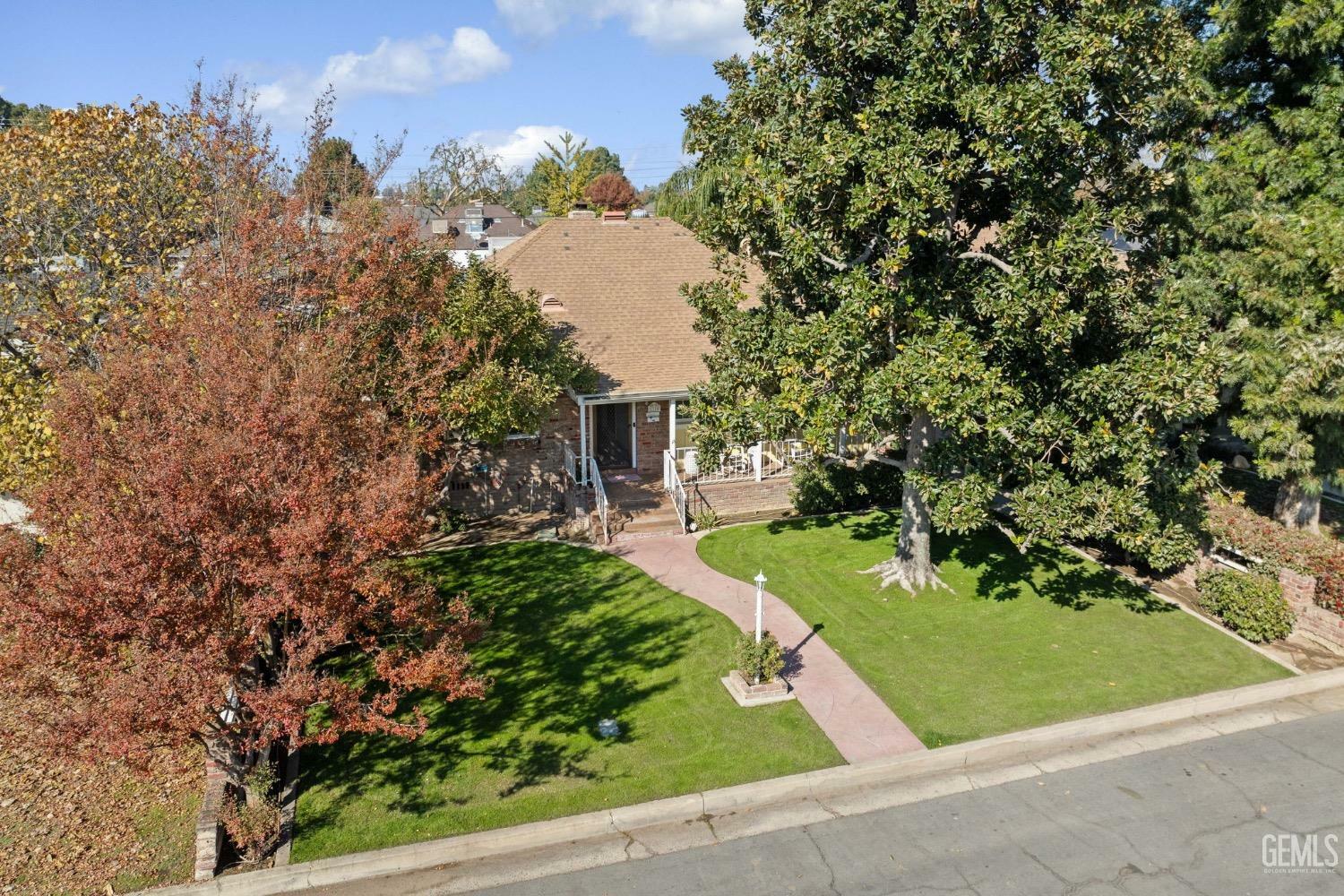 Property Photo:  2715 Spruce Street  CA 93301 