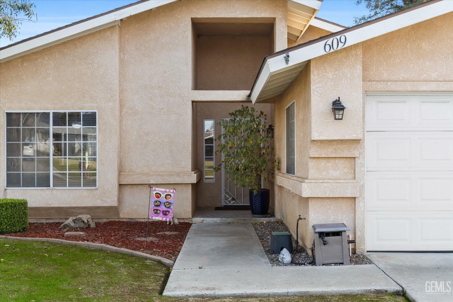 Property Photo:  609 Nettle Pl  CA 93308 